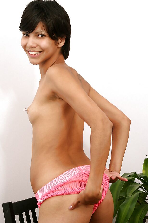 16P Tara morena amateur exponiendo sus pequeñas tetas y su coño latino peludo