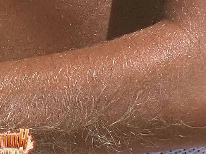 21P La MILF estadounidense Lori Anderson muestra sus brazos muy peludos en traje de baño