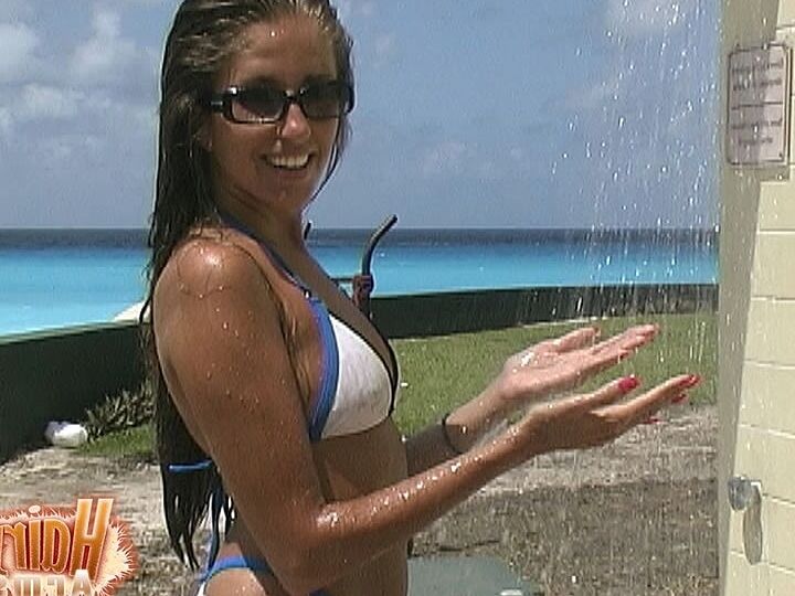 21P La MILF estadounidense Lori Anderson muestra sus brazos muy peludos en traje de baño