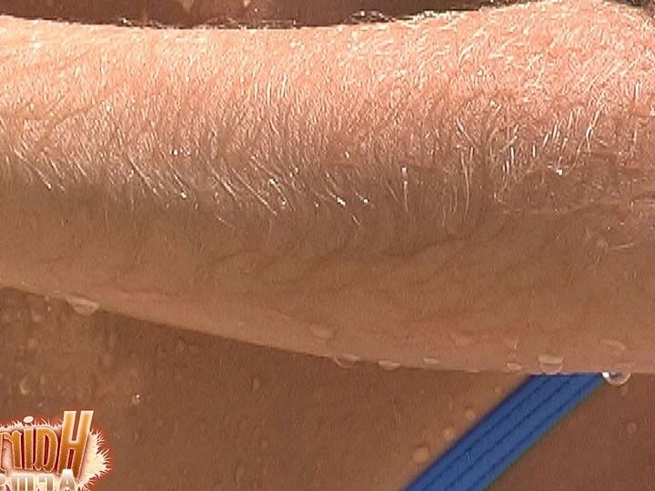 21P La MILF estadounidense Lori Anderson muestra sus brazos muy peludos en traje de baño