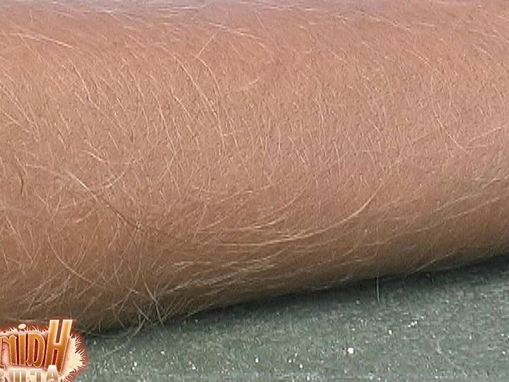 21P La MILF estadounidense Lori Anderson muestra sus brazos muy peludos en traje de baño