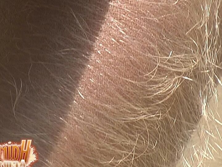 21P La MILF estadounidense Lori Anderson muestra sus brazos muy peludos en traje de baño