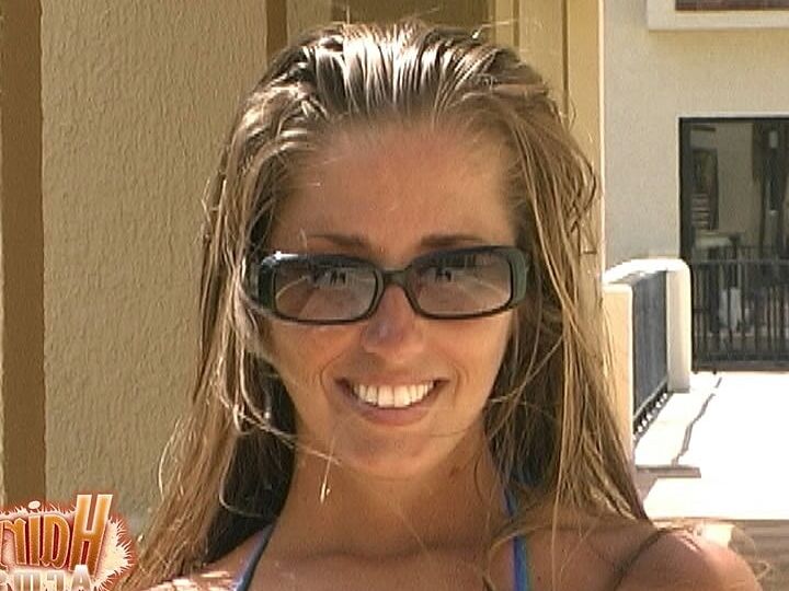 21P La MILF estadounidense Lori Anderson muestra sus brazos muy peludos en traje de baño