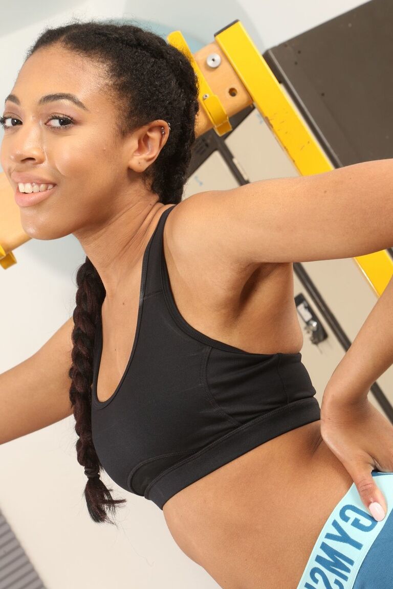 21P Die zierliche Ebenholz-Naomi Alicia zeigt ihre atemberaubenden Naturtalente und Posen in Leggings