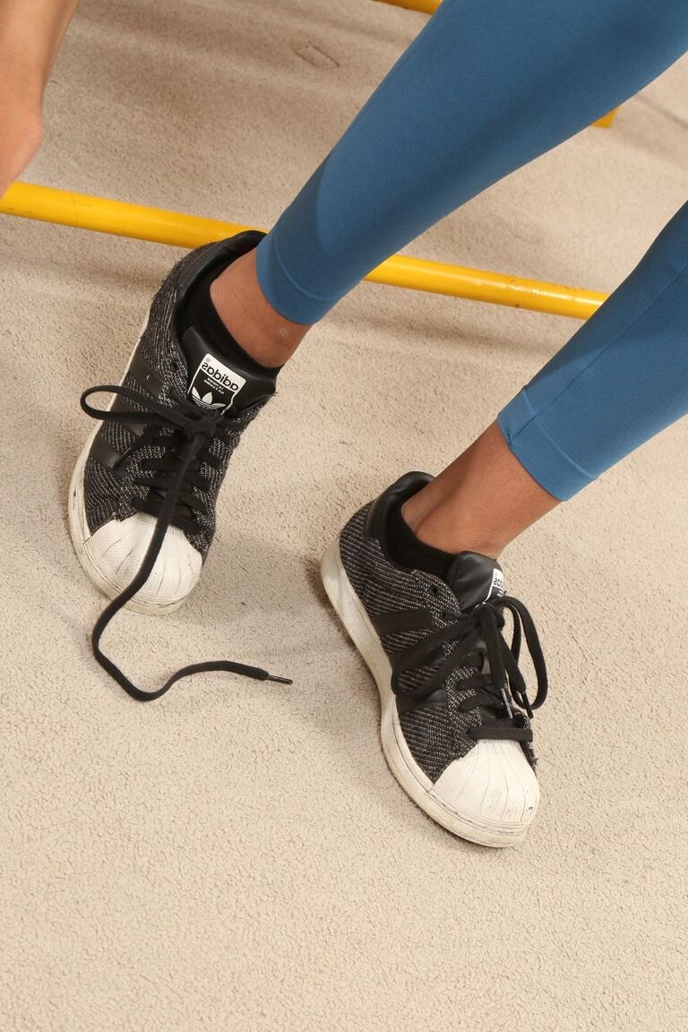 21P Die zierliche Ebenholz-Naomi Alicia zeigt ihre atemberaubenden Naturtalente und Posen in Leggings