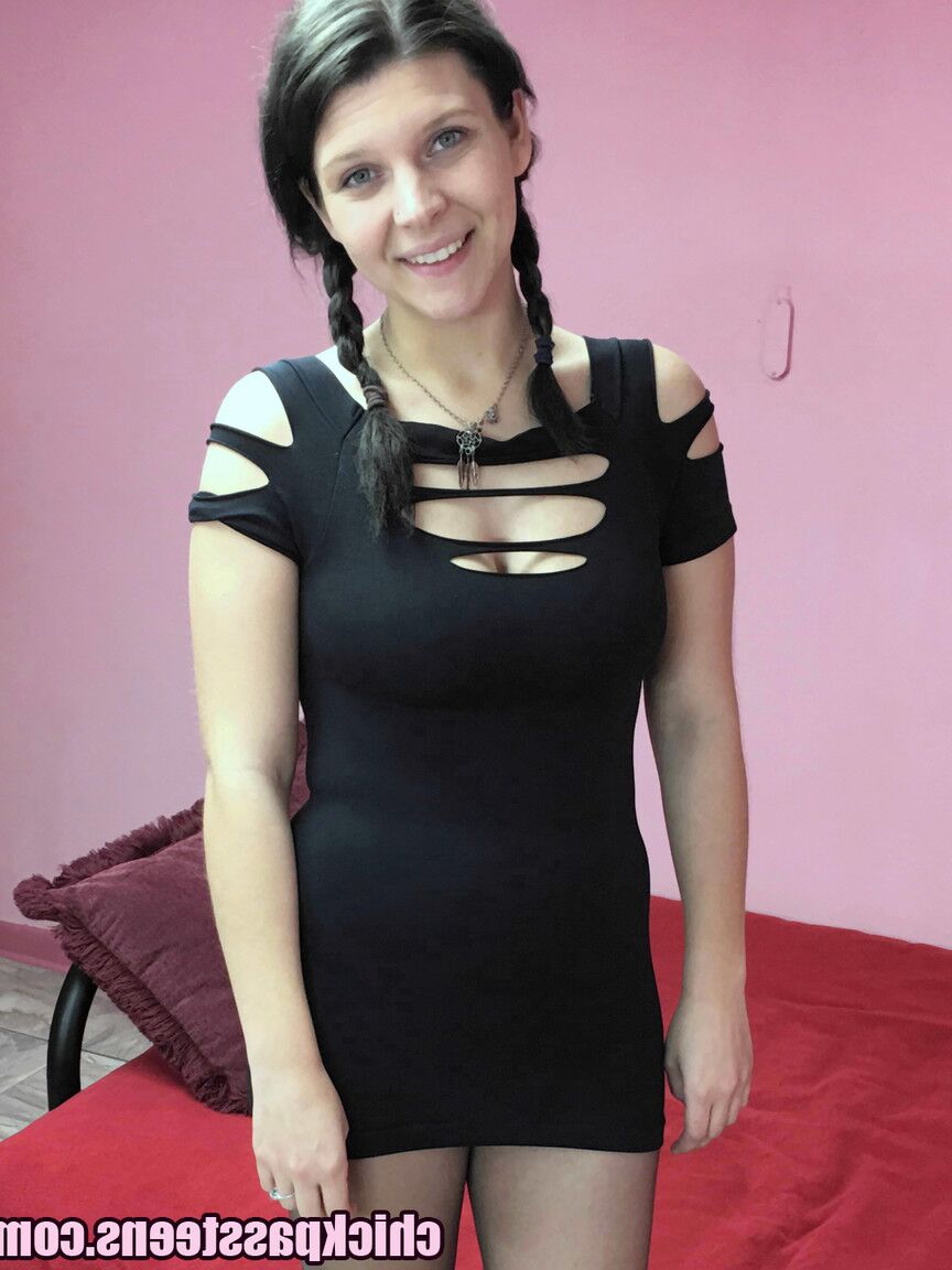 16P A adolescente excitada Brianna Stars rasga a meia-calça enquanto se masturba com um vibrador