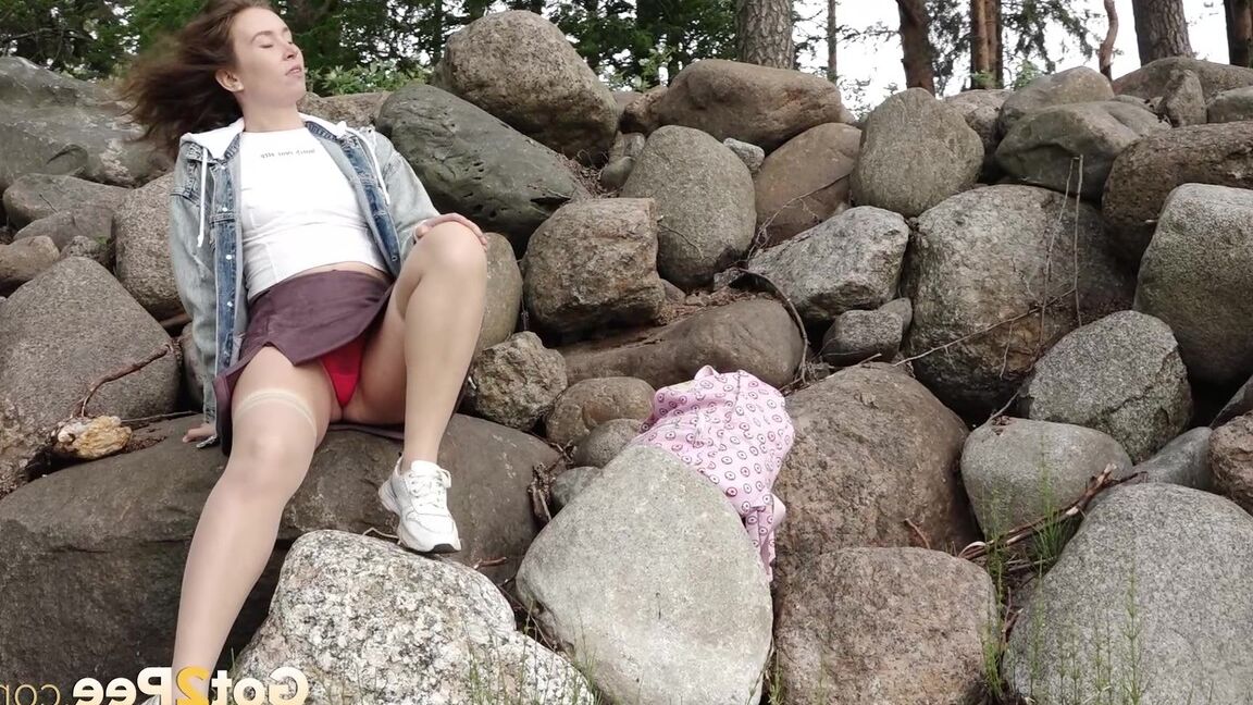 15P ブルネットの可愛い人が外の岩の上でおしっこ