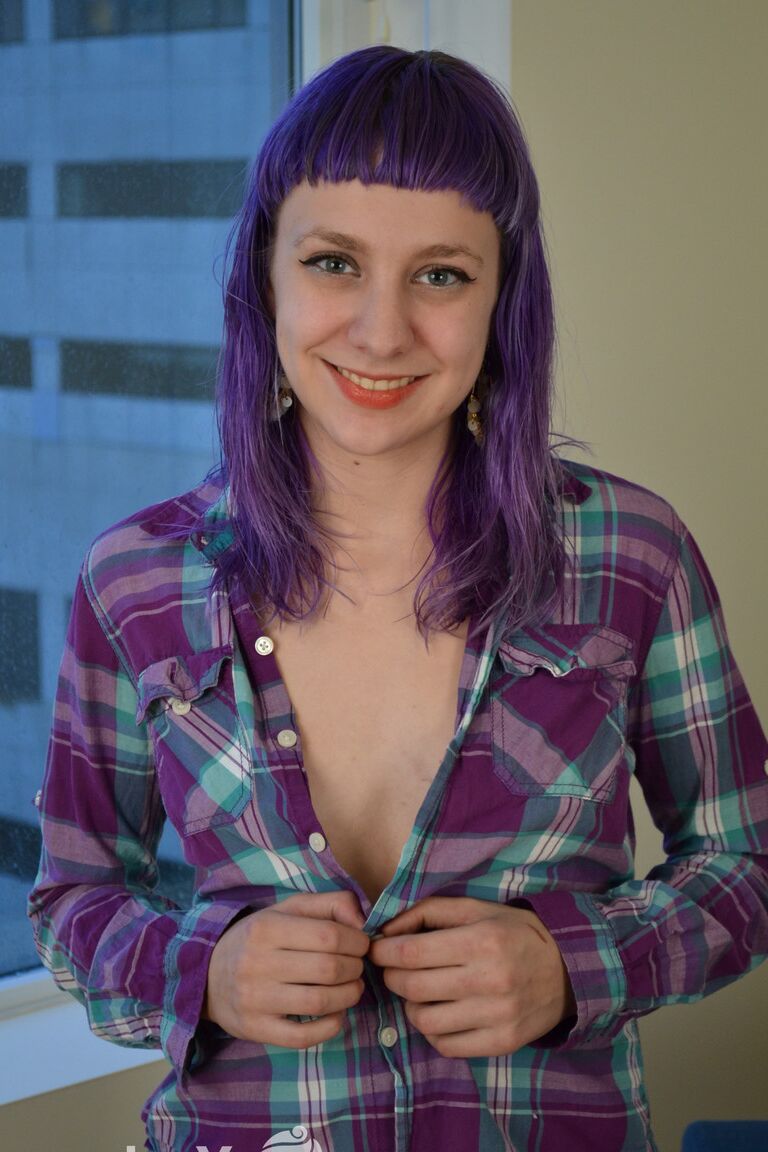 15P Yanks Lily Lennox tem uma bunda apertada