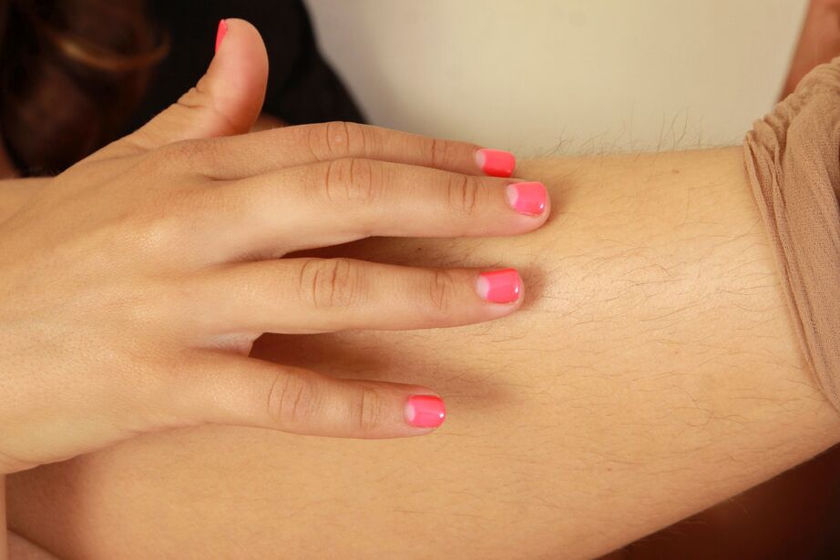 16P Mulher de meia idade libera seu pedaço peludo da meia-calça
