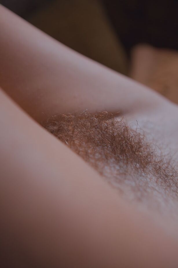 16P エミリー J が剃っていない股間をピンクのヘアブラシの毛で撫でる