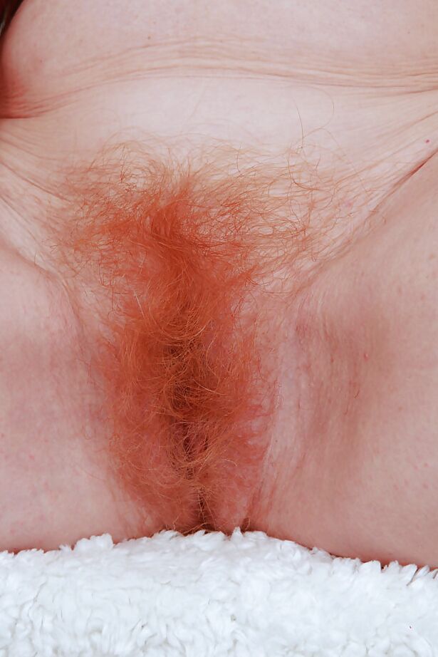 16P Grosse dame mature enlevant sa culotte et exposant sa chatte hirsute