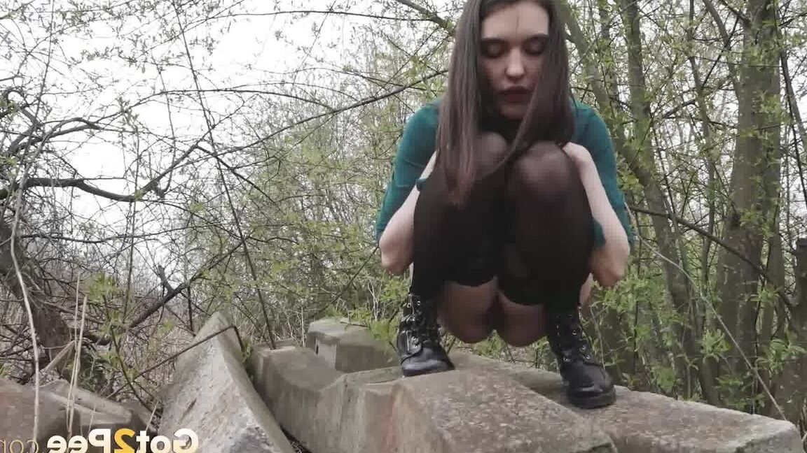 15P Брюнетка Лара писает на бетонные блоки во время прогулки по железнодорожным путям