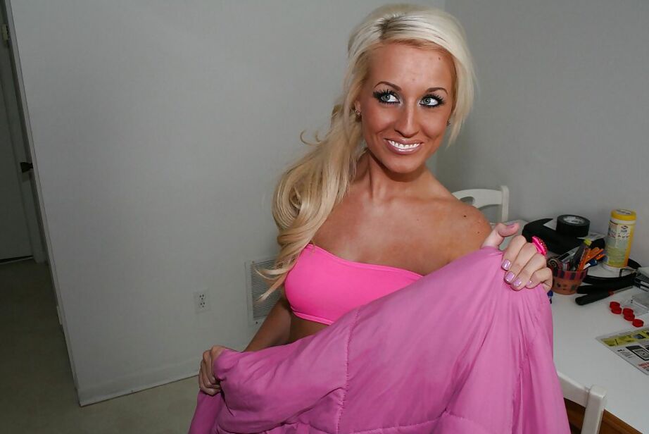 16P Verführerische reife Blondine zieht sich aus und gibt einen tollen Handjob