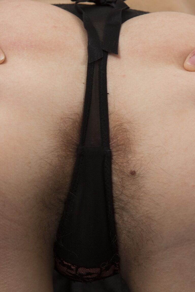 19P La hermosa nena de cabello negro Anissa muestra sus tetas y se burla de su manguito peludo