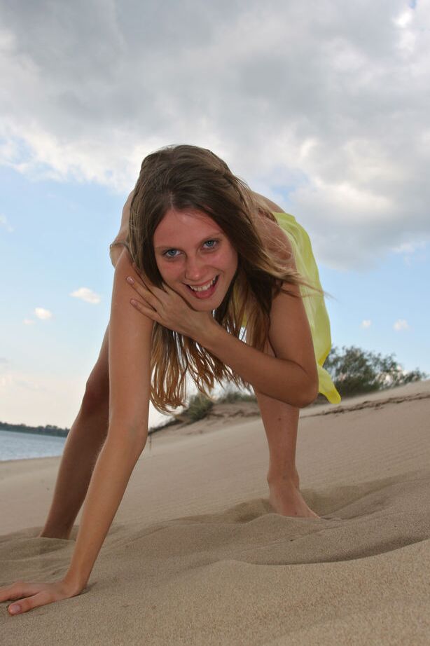 16P A modelo adolescente Kate F faz ótimas poses de nudez em uma praia arenosa