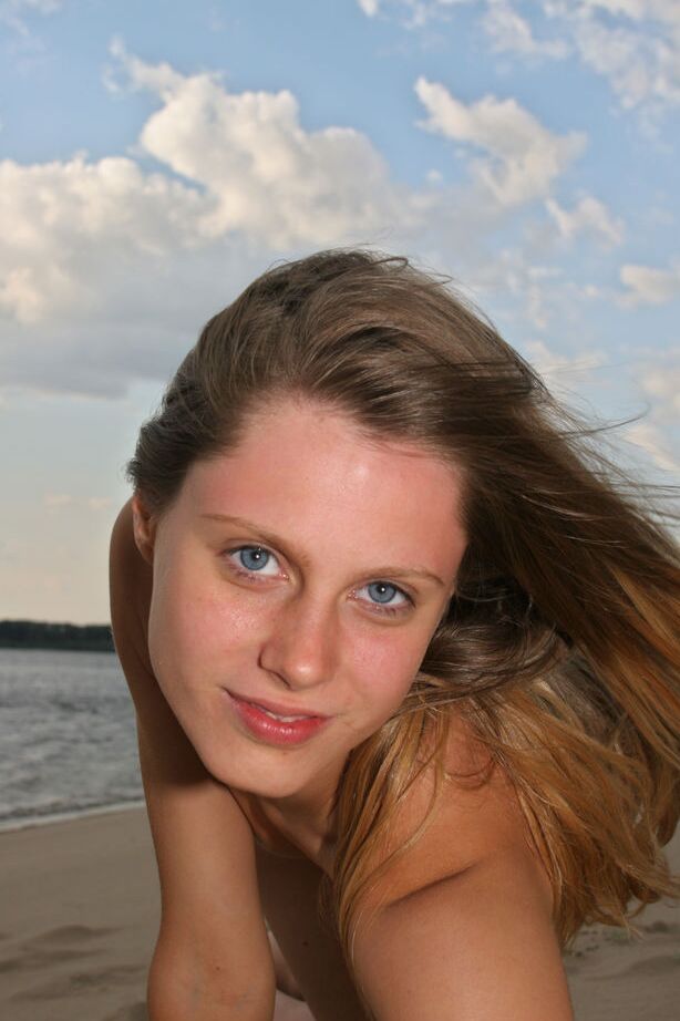 16P A modelo adolescente Kate F faz ótimas poses de nudez em uma praia arenosa
