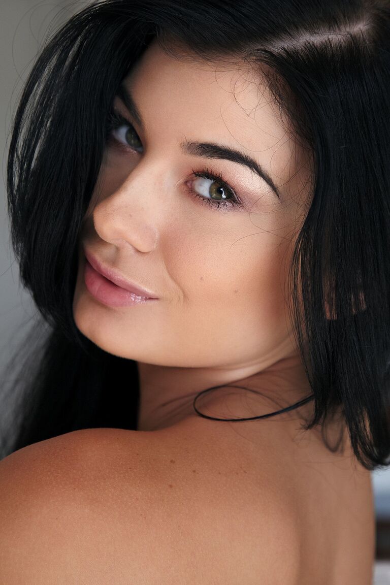 21P Deusa tcheca Lucy Li exibindo seus lindos seios