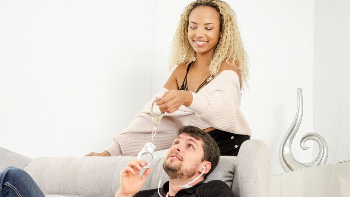 15P La petite blonde hollandaise Romy Indy donne son manchon à un petit ami excité