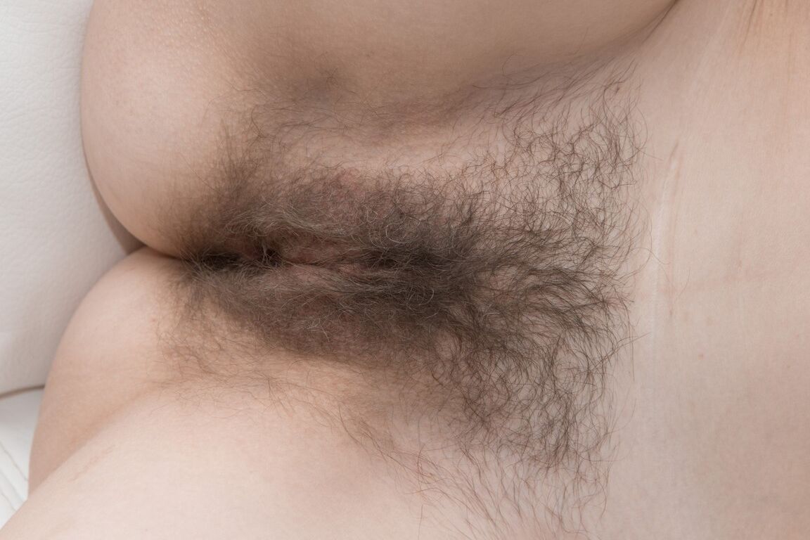 17P Gata ruiva em lingerie preta Trixie mostra seu corpo esbelto e vagina peluda