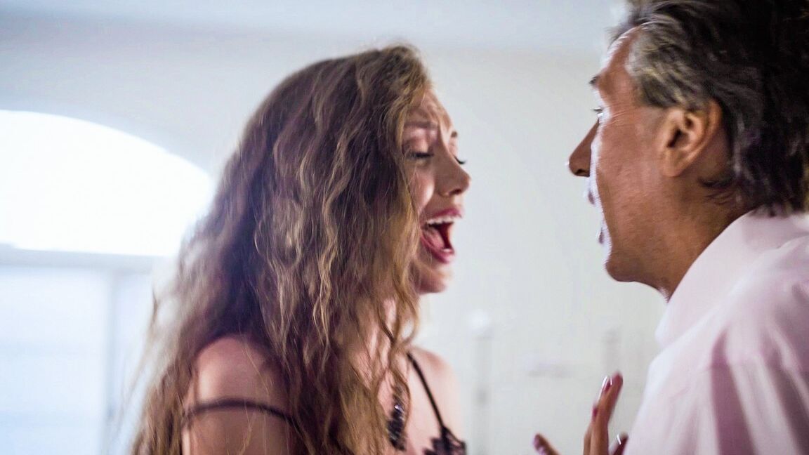 15P Esposa grávida pega marido fazendo sexo com a enteada