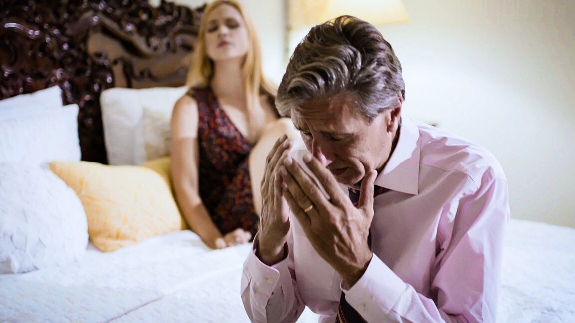 15P Esposa grávida pega marido fazendo sexo com a enteada