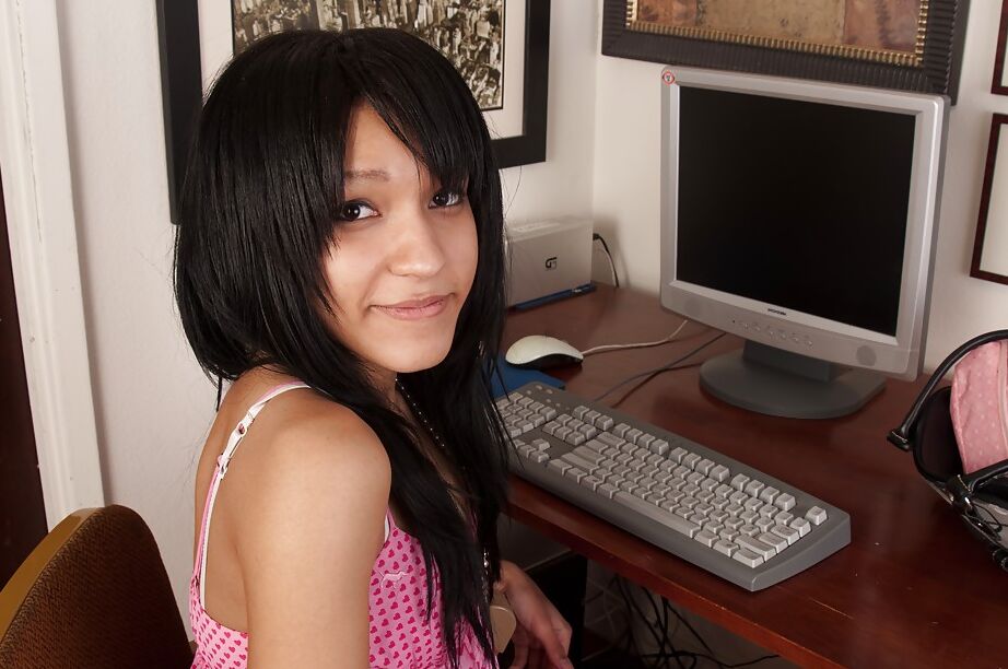 16P La linda jovencita Tess Morgan masturbándose su coño peludo con un consolador