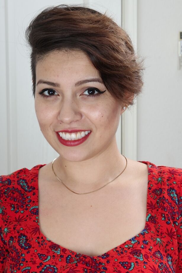 16P Solo-Neuling Natalie Odom hebt den Rock an, um ihr weißes Höschen zu zeigen