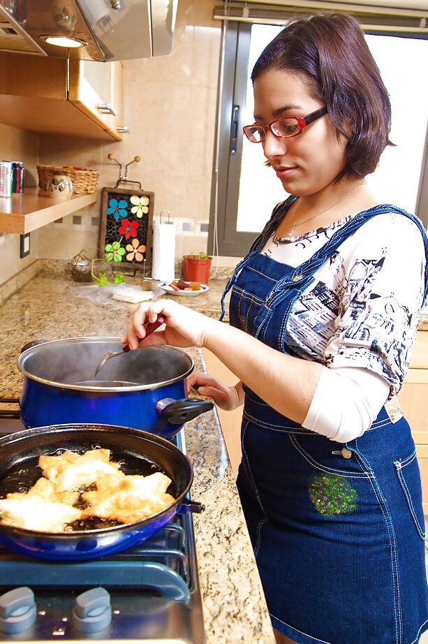 16P Mixed race first timer Reina spreading the pink in the kitchen