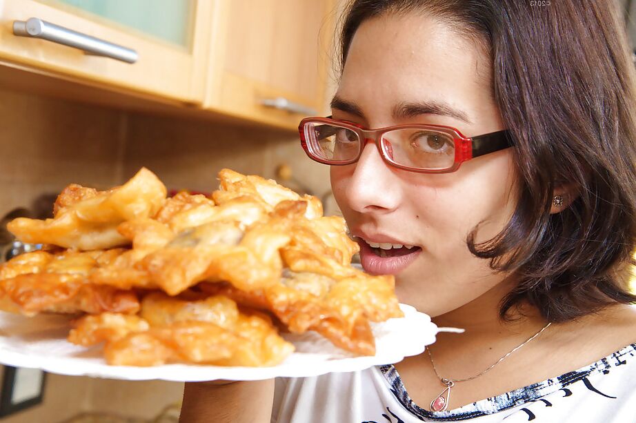 16P Mixed race first timer Reina spreading the pink in the kitchen