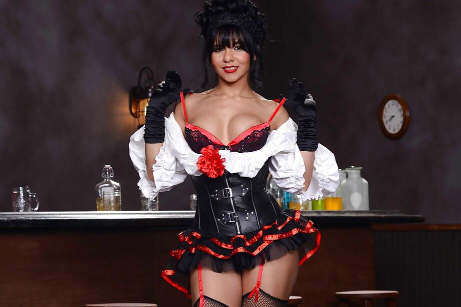 16P Skinny Latina milf Rose Monroe posando em suas meias pretas