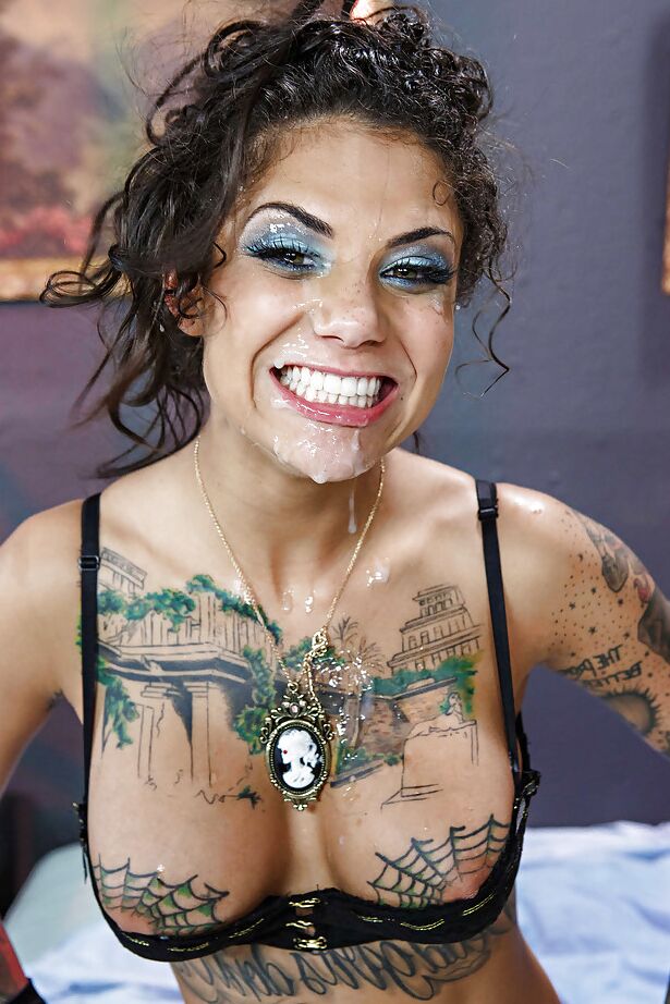 Das 16P-bekleidete Babe Bonnie Rotten wird in sexy Strümpfen hart in den Mund gefickt