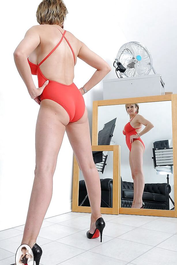 15P Gata madura sexy em maiô vermelho exibindo seus peitos e poon