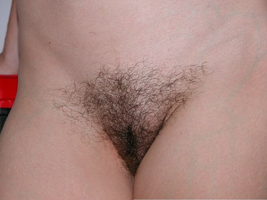 15P Madura rubia fea abriéndose desnuda para un primer plano de su castor muy peludo