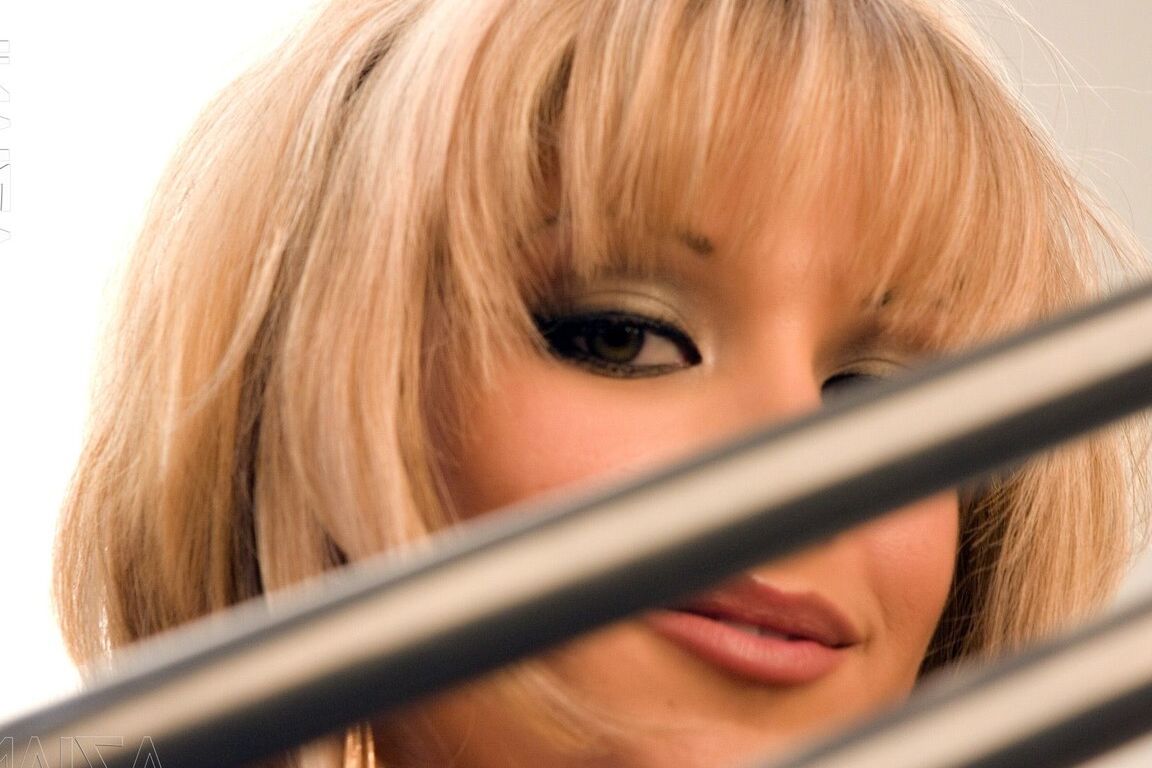 21P Cory Nixx, une MILF aux gros seins, montre ses jolis seins et pose dans les escaliers.