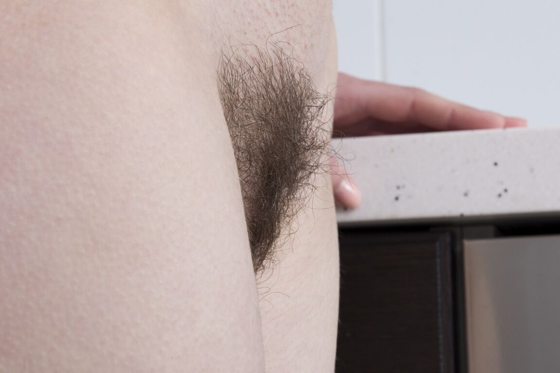 20P Morena de tetas pequeñas Rose se quita la ropa y enseña el coñito peludo
