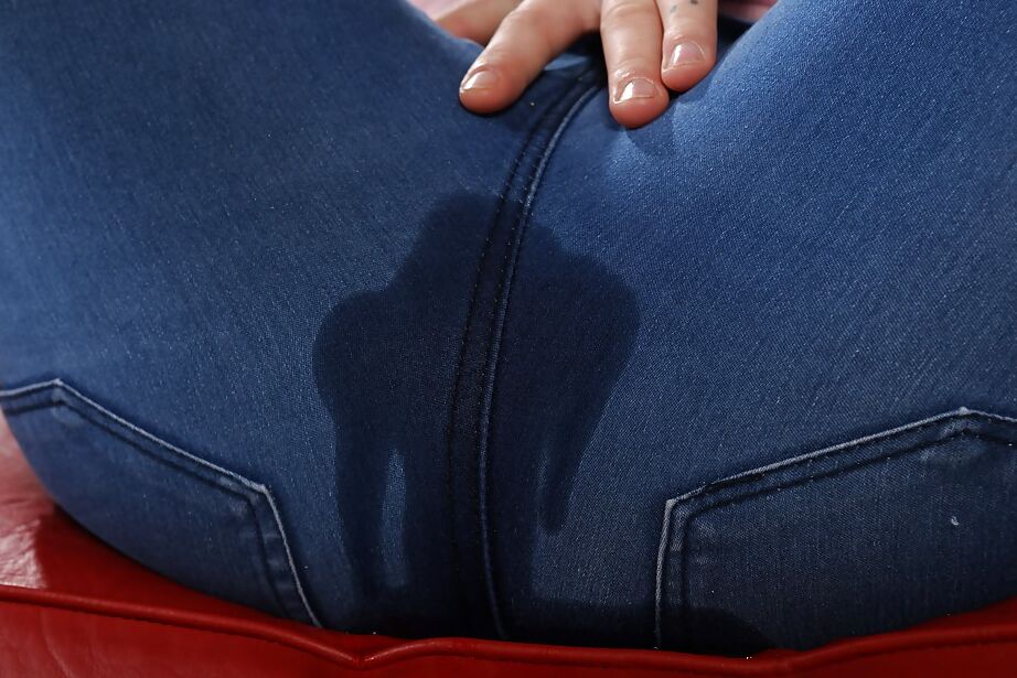 16P La pervertida europea Licky Lex se quita los jeans después de orinarse