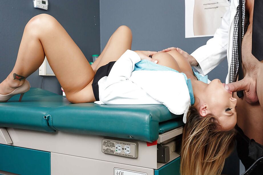 16P La modelo tetona Payton West chupando una enorme polla de médico en la habitación del hospital