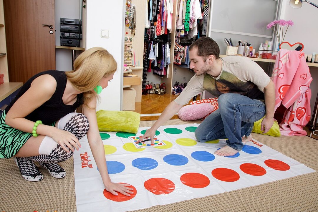 15P Une jeune fille blonde fait l'amour après une partie de Twister en chaussettes hautes