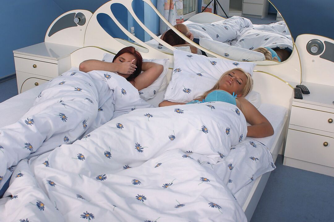16P Die vollbusigen Lesben Ines Cudna und Marysia Taktak lecken sich nach einem Nickerchen die Fotzen