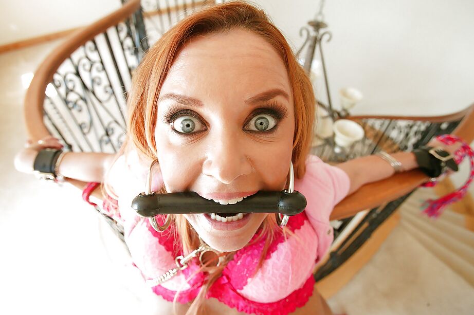 16P La chaude MILF Janet Mason fait une pipe en gorge profonde en bondage.
