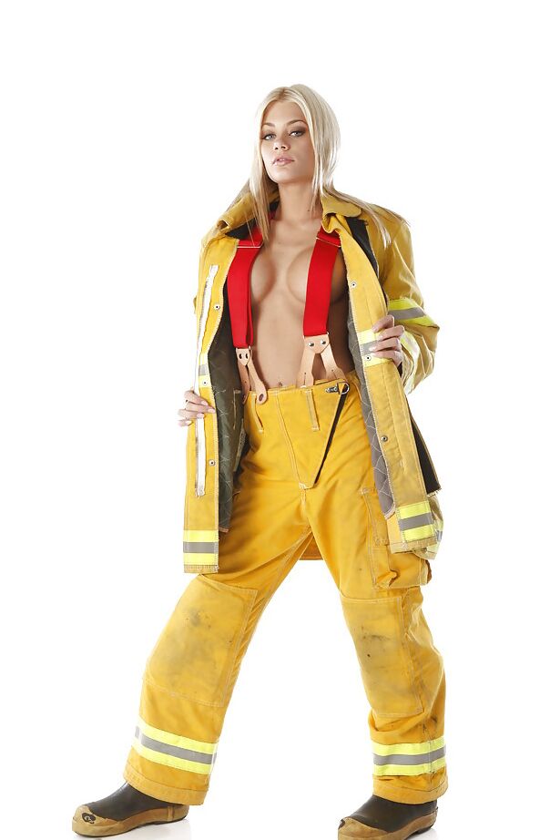 16P La zorra de grandes tetas Riley Steele muestra su culo en uniforme