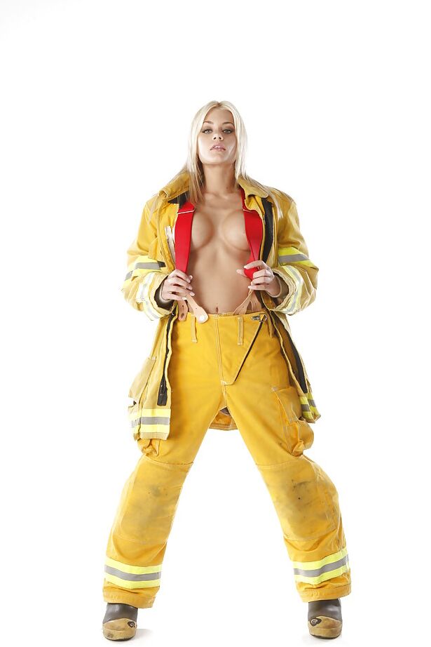 16P La zorra de grandes tetas Riley Steele muestra su culo en uniforme