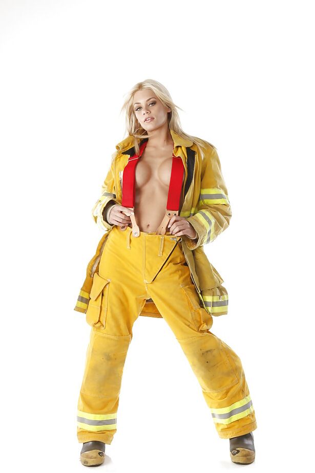 16P La zorra de grandes tetas Riley Steele muestra su culo en uniforme