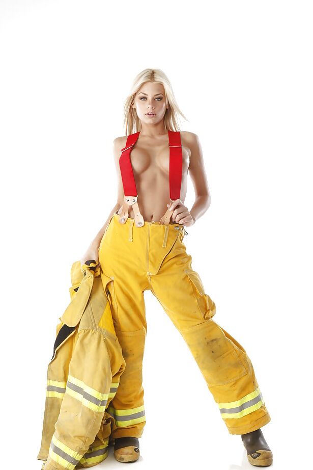 16P La zorra de grandes tetas Riley Steele muestra su culo en uniforme