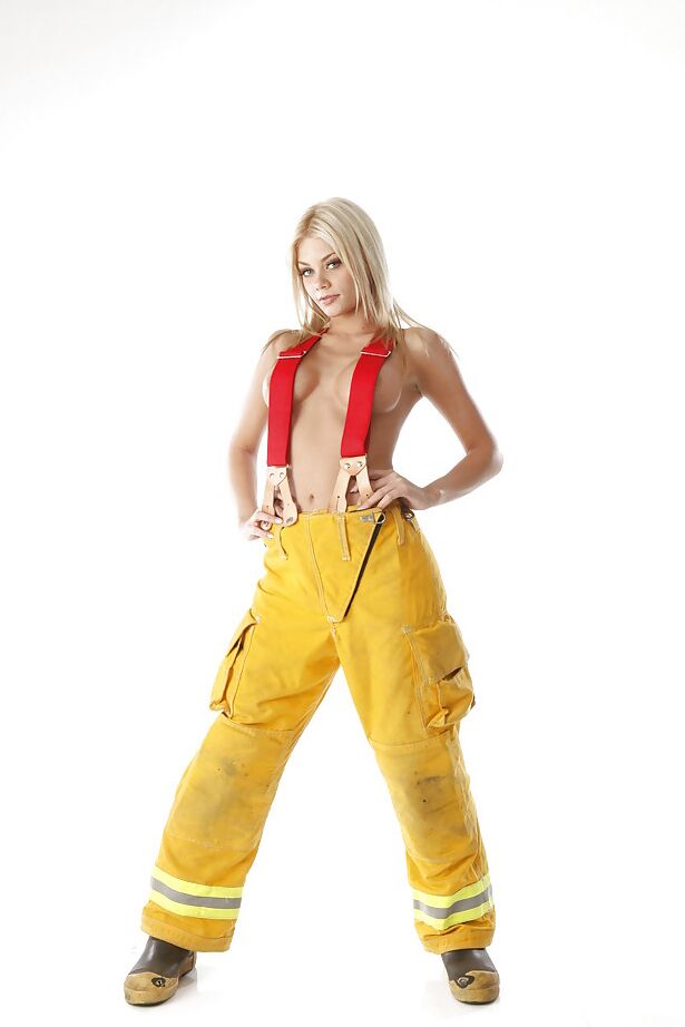 16P La zorra de grandes tetas Riley Steele muestra su culo en uniforme