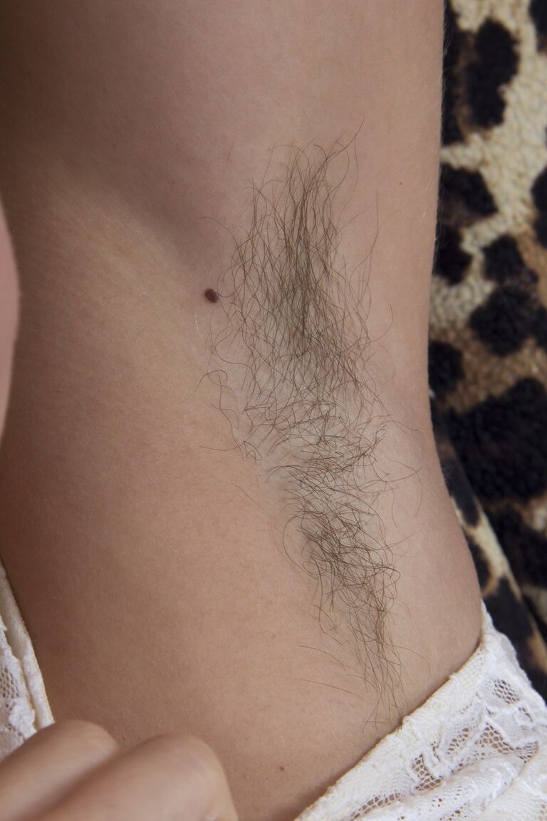 19P Brünettes Babe in Weiß Lita zeigt ihren flexiblen Körper und ihre haarige Muschi