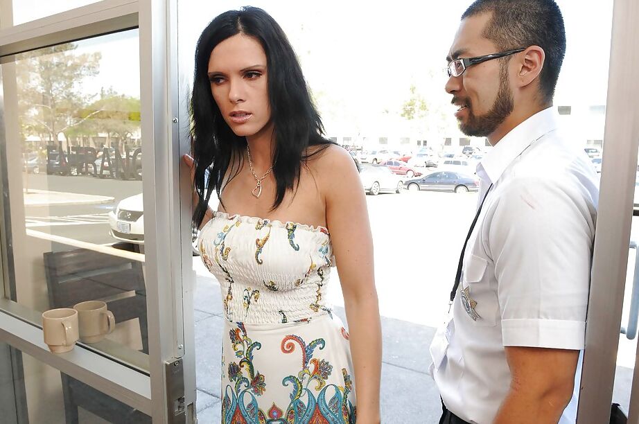 16P Brooklyn Bailey com peitos grandes e bunda está sendo fodida na buceta