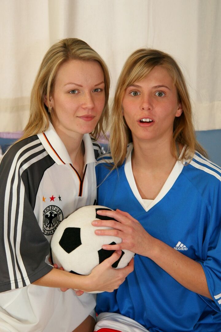 15P Lindas garotas adolescentes tornam-se lésbicas depois de experimentar roupas de futebol na cama