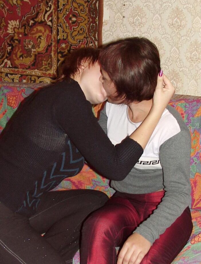 18P Chicas lesbianas con el pelo rojo corto se ayudan mutuamente a desnudarse