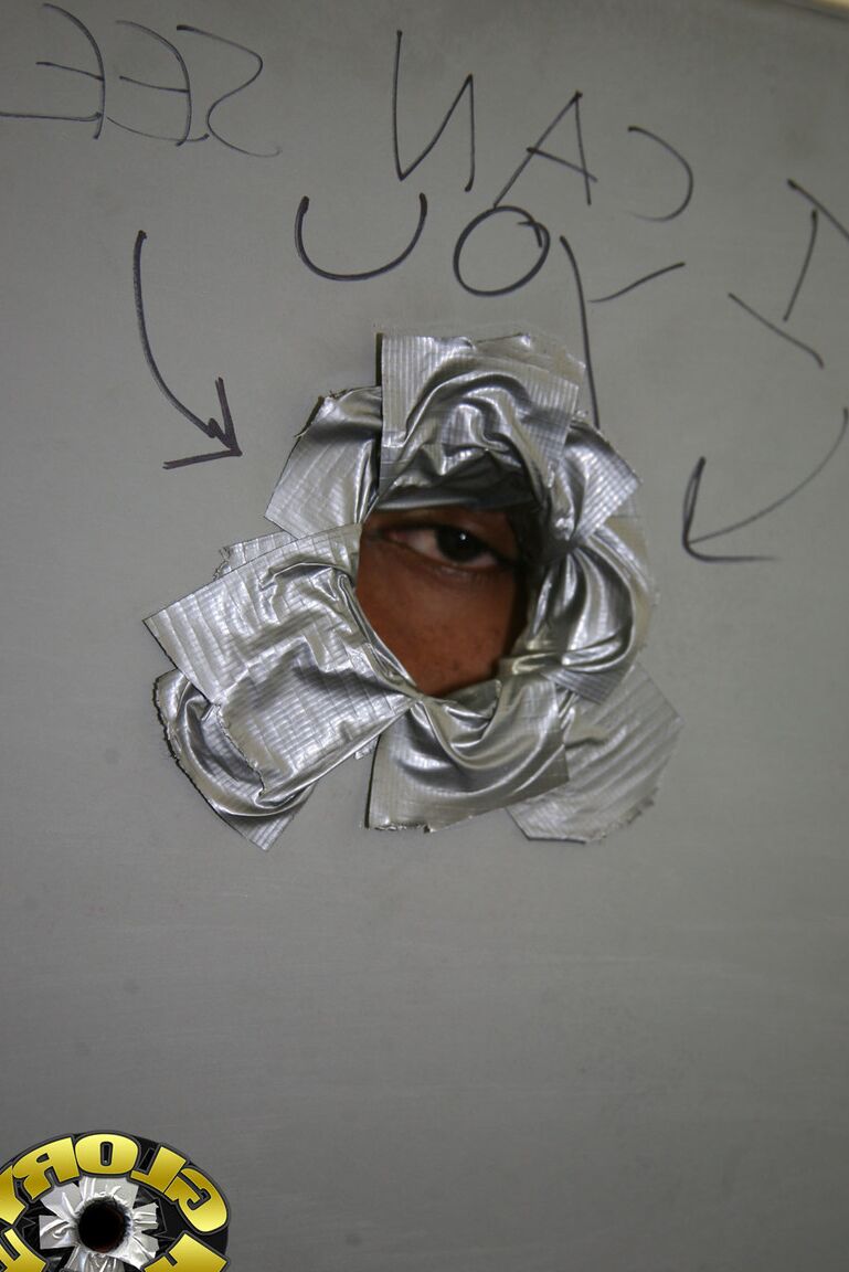 18P Tiffany Star, petite teen brune, suce et baise une BBC dans un Gloryhole